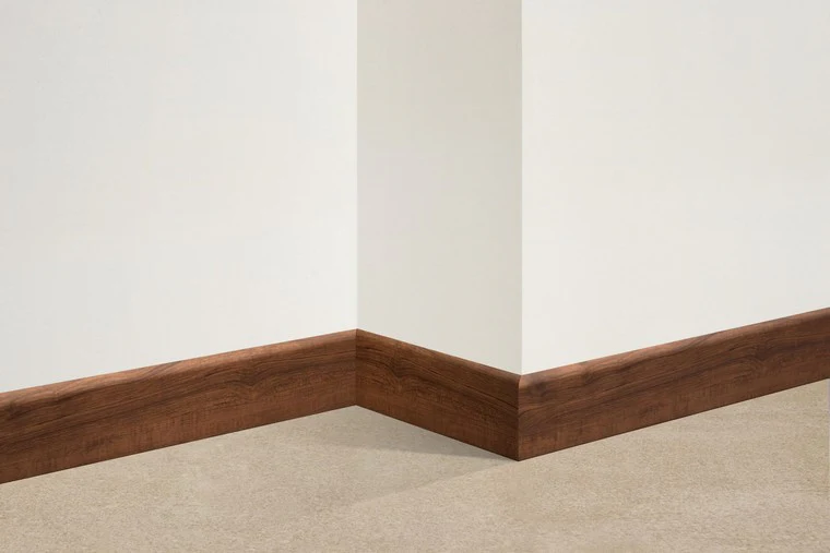 Instalar guardapolvos de madera o MDF