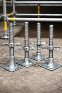 Niveladores de Tornillo para Andamios